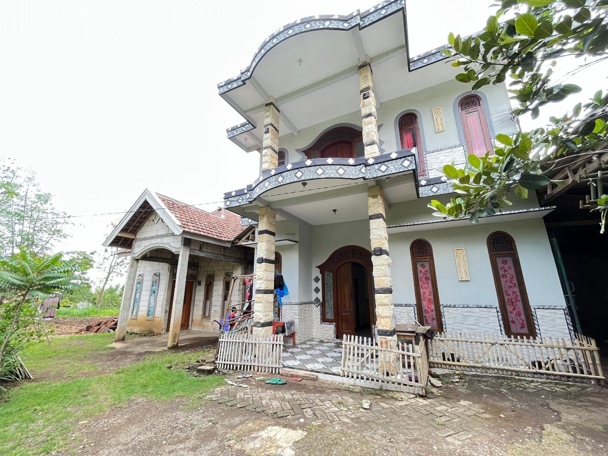 Отель Spot On 93423 Kost Berkah Near Kebun Teh Wonosari Лаванг Экстерьер фото